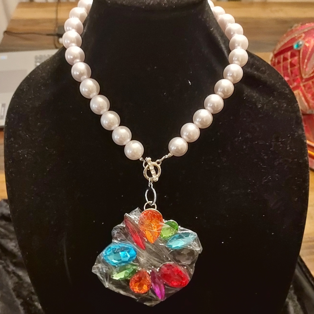Lustrous Pearl Necklace with Vibrant Gem Pendant